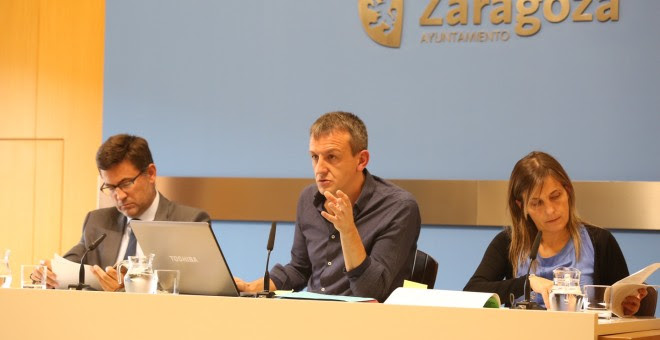 El concejal de Economía de Zaragoza, Fernando Rivarés, acompañado por Miguel Ruiz y Ana Sanromán, responsables del área. E.B.