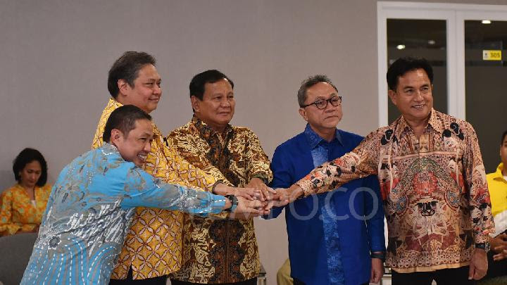 Bakal Calon Presiden yang juga Ketua Umum Partai Gerindra Prabowo Subianto (tengah), Ketua Umum Partai Golkar Airlangga Hartarto (kedua kiri), Ketua Umum PAN Zulkifli Hasan (kedua kanan), Ketua Umum PBB Yusril Ihza Mahendra (kanan) dan Ketua Umum Partai Gelora Anis Matta (kiri) berfoto bersama saat melakukan pertemuan Partai Politik Koalisi Indonesia Maju di Kantor DPP Golkar, Jakarta, Kamis, 14 September 2023. Pertemuan Partai Politik yang tergabung dalam Koalisi Indonesia Maju pendukung Bakal Calon Presiden Prabowo Subianto itu akan membahas program - program masa depan menjelang Pilpres 2024. TEMPO/M Taufan Rengganis