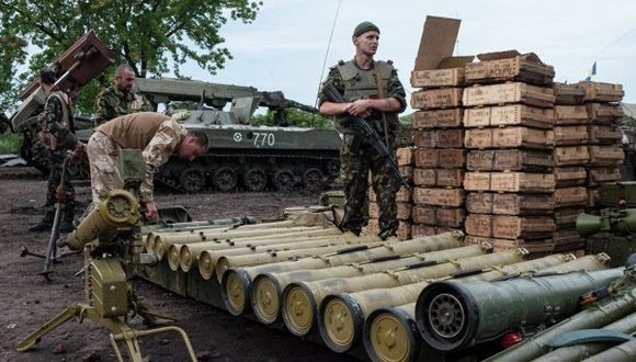 Obama tomará una decisión "en breve" ante el agravamiento de los combates en el Este del país. Merkel y Hollande se postulan como mediadores y presentan un plan de paz a Putin