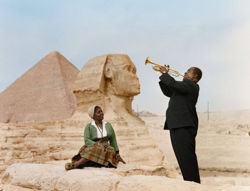 Louis Armstrong toca para sua esposa, Lucille, no Cairo, Egito, 1961 