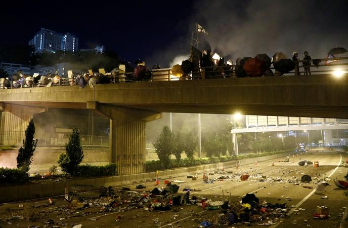 Le pont au-dessus de l’autoroute Tolo Highway, occupé par les manifestants, le 15 novembre.