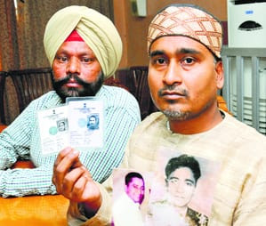 Dalip Jha (right), who claims to be Ashutosh’s son, and Puran Singh, the driver of the ‘godman’, had requested the court to seek final rites of Ashutosh