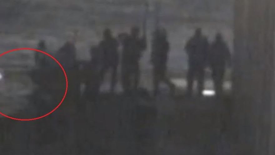 Las imágenes muestran cómo los agentes disparan hacia abajo, hacia aguas españolas, mientras varios inmigrantes nadaban por esa zona.