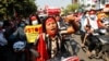 经历一夜恐惧，成千上万缅甸抗议者无惧军方撤法继续走上街头