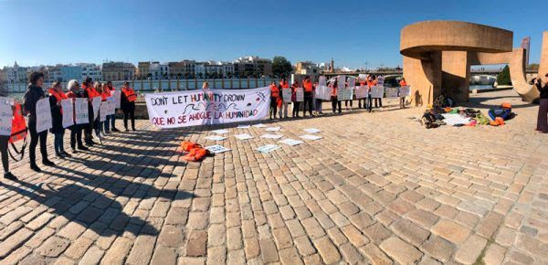 Una treintena de activistas europeos pide detener las muertes de personas migrantes en el MediterrÃ¡neo