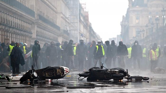 VIDEO. Comment la manifestation des "gilets jaunes" s’est transformée en guérilla urbaine à Paris