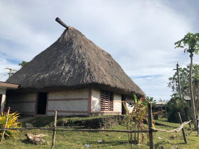 Casa tradicional de la aldea de Sanasana, en Fiji.