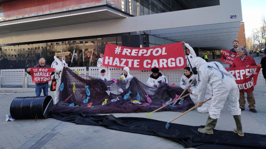 Concentración ante la
                                          sede de Repsol para exigir
                                          justicia y reparación por el
                                          derrame de petróleo en Perú