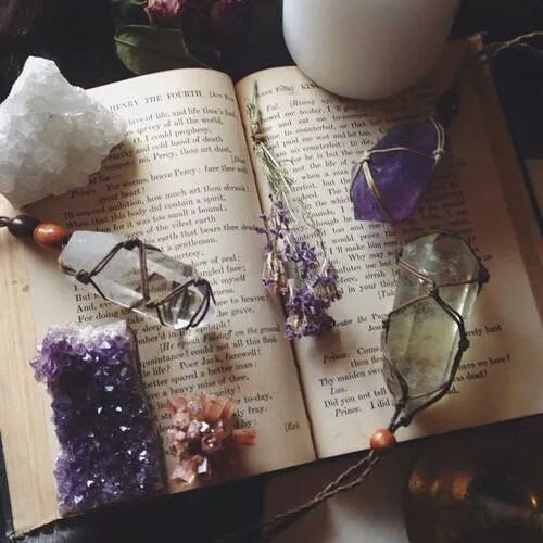 Pagan paganism witch witchcraft goddess crystals altar herbs candles tarot spiritual mystic spell magic magick Pagão bruxa bruxo paganismo bruxaria feitiçaria cristais ervas tarô deusa espiritualidade mÃstico ocultismo magia