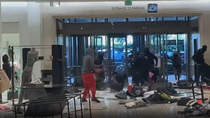 Mỹ: 50 tên cướp và vụ càn quét táo tợn ở Los Angeles - Ảnh 1. Mỹ: 50 tên cướp và vụ càn quét táo tợn ở Los Angeles - Ảnh 1.