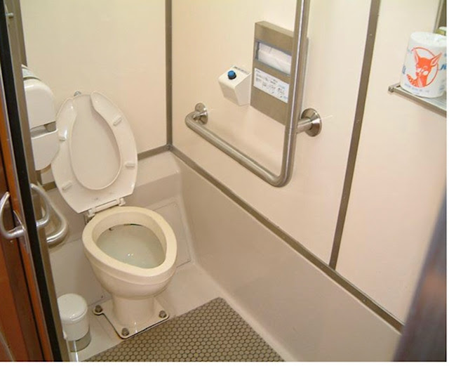 Các thiết bị rửa tay và bệ xí theo kiểu Nhật được đặt tại một đầu xe. Két nước và két nước thải được đặt dưới gầm xe.
