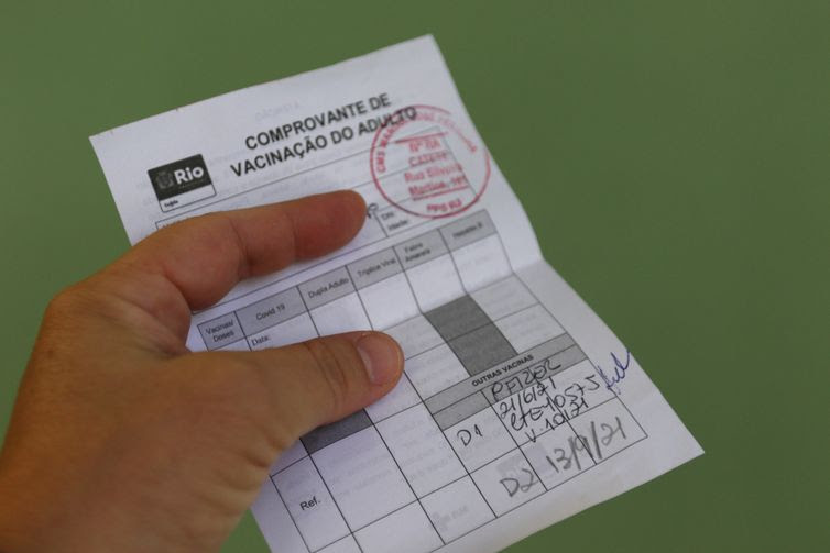 Tânia Rêgo/Agência Brasil Comprovante de vacinação contra a Covid-19