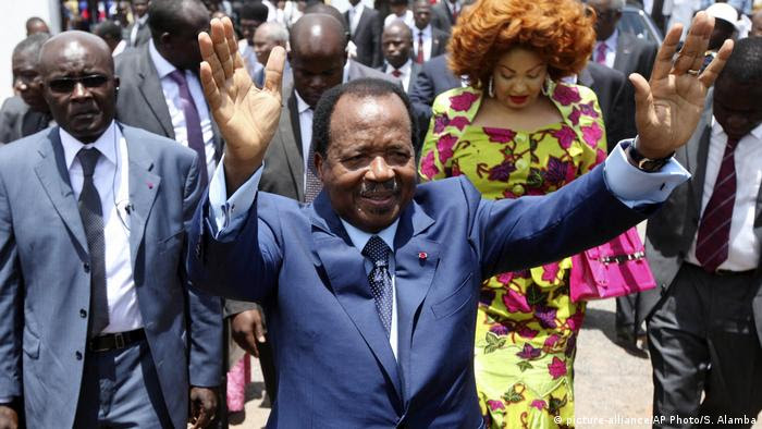 Cameroonian President Paul Biya waves to supporters (picture-alliance/AP Photo/S. Alamba)