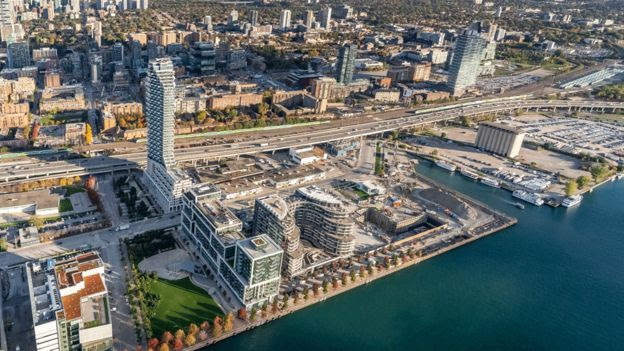 Derechos de autor de la imagen WATERFRONT TORONTO / Image caption / La antigua área portuaria e industrial de Toronto que se encuentra en el borde del lago Ontario.