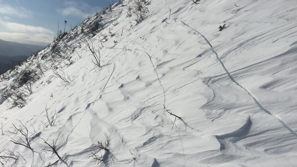 Fissure de propagation qui peut être un signe d'avalanche