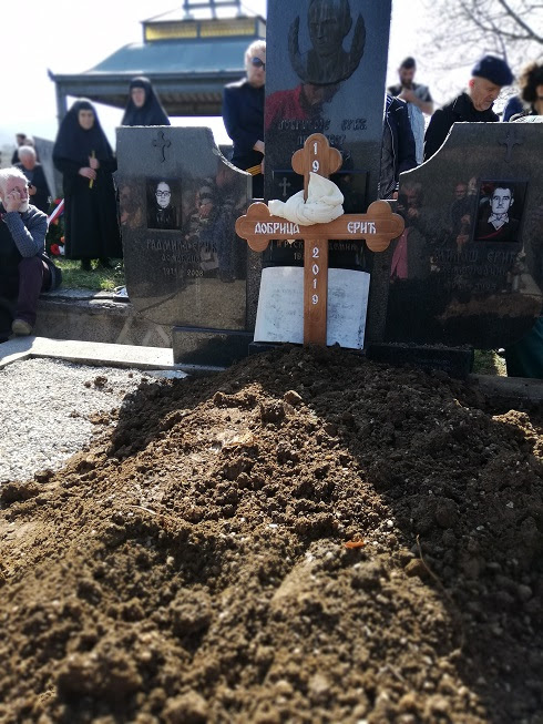 „ОРФЕЈ" УСНУО МЕЂУ ШЉИВАМА: Добрица Ерић сахрањен у родном селу
