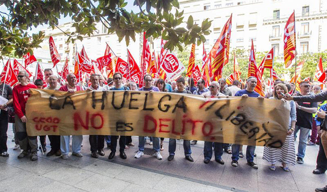 Sindicalistas de CCOO y UGT Aragón se ante la delegación del Gobierno en Aragón para denunciar la 'criminalización' del derecho a huelga y la libertad sindical.