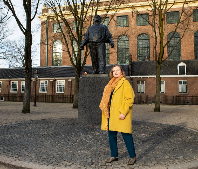 Marjan de Boo, achterkleinkind van stakingsleider Joop IJisberg, op het Jonas Daniël Meijerplein in Amsterdam. Beeld Martijn Gijsbertsen