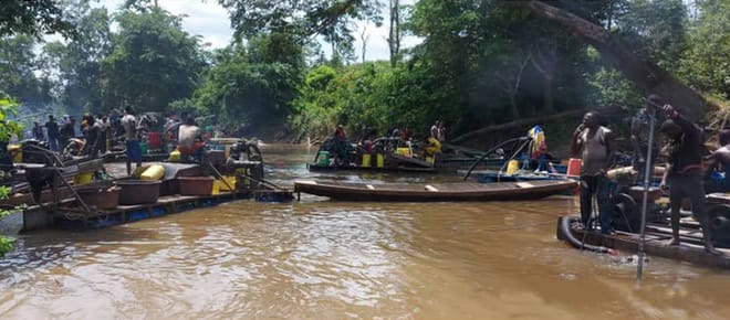 Buscadores de oro en un río en Costa de Marfil