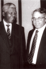 Nelson Mandela og Israels ambassadør i Israel, Alon Liel, fotokredit - høflighed - Alon Liel