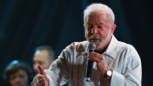 Lula diz a embaixadores que Brics deve atuar em solução para guerra e que Bolsonaro isola Brasil
