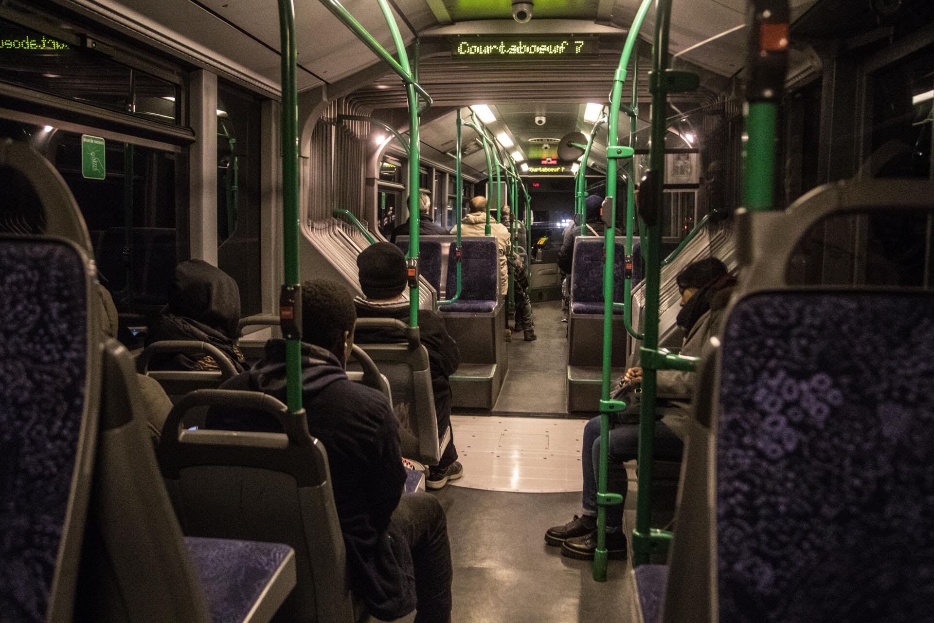 Bus de nuit emprunté par Abdoul (prénom modifié), ripeur intérimaire, pour se rendre au travail. Il doit prévoir 1 h 30 de transport en commun.