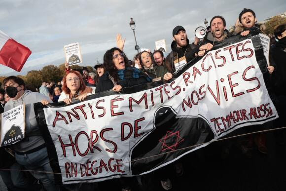 Des membres du collectif Golem tentent d’empêcher le cortège du Rassemblement national d’avancer, à Paris, dimanche 12 novembre.