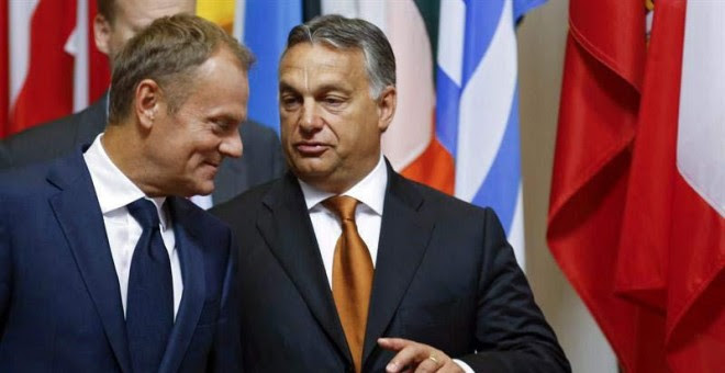 Tusk y Orbán, antes de su encuentro en el Parlamento Europeo. / OLIVIER HOSLET (EFE)