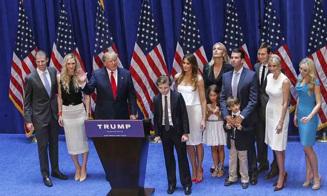 Tỷ phú Donald Trump cùng gia đình sau khi tuyên bố sẽ tham gia tranh cử tổng thống năm 2016 tại Tháp Trump ở New York vào ngày 16 tháng 6 năm 2015.(Ảnh của KENA BETANCUR / AFP qua Getty Images)