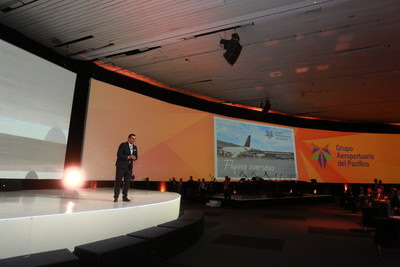 Raul Revuelta, presentando las inversiones y modernidad en los aeropuertos.