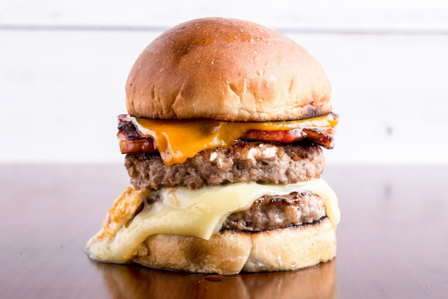 圧倒的な人気を誇るNICKのグルメバーガー。
余計なものを省き「肉とチーズ」にこだわった濃厚な味わいが病みつきになる。