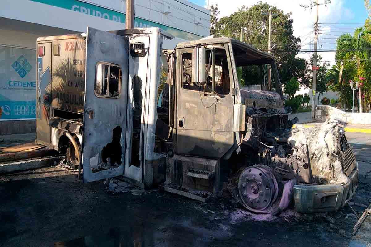Queman ambulancias de hospital privado en Cancún por no pagar derecho de piso Queman ambulancias de hospital privado en Cancún por no pagar derecho de piso