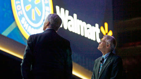 El presidente del Consejo de Administración de Walmart Rob Walton, junto a su hermano Jim, en Fayetteville, Arkansas, el 6 de junio de 2014.