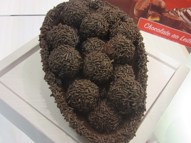 Ovo de páscoa feito com o chocolate em barra da marca Selecta Namur, recém-associada à Abicab (Foto: Marta Cavallini/G1)