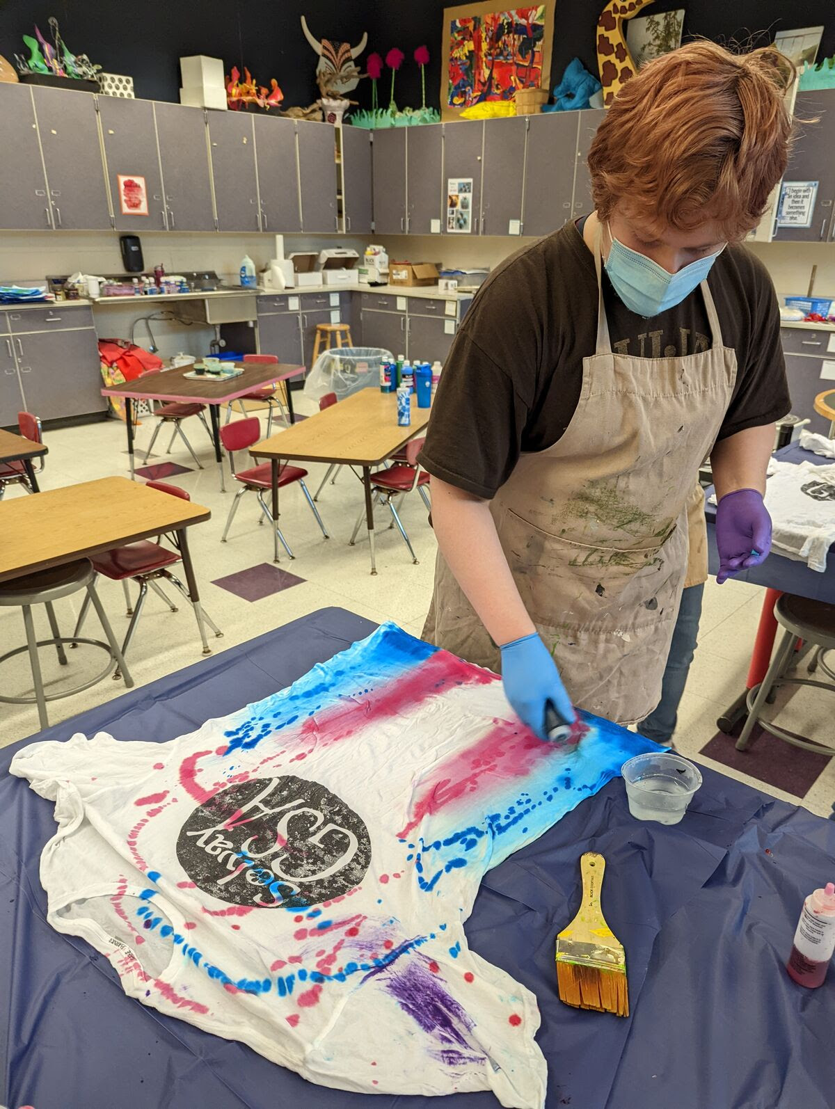 student tie-dyeing a shirt