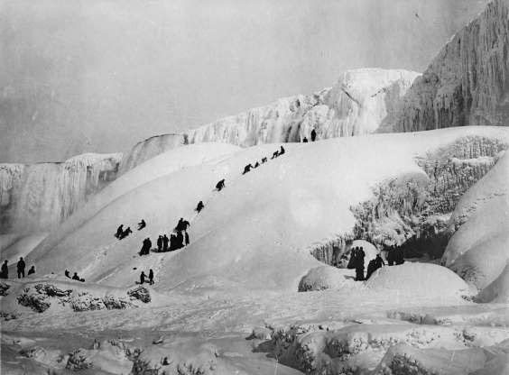 Mọi người đang chơi đùa ở thác nước Niagara đóng băng năm 1919.