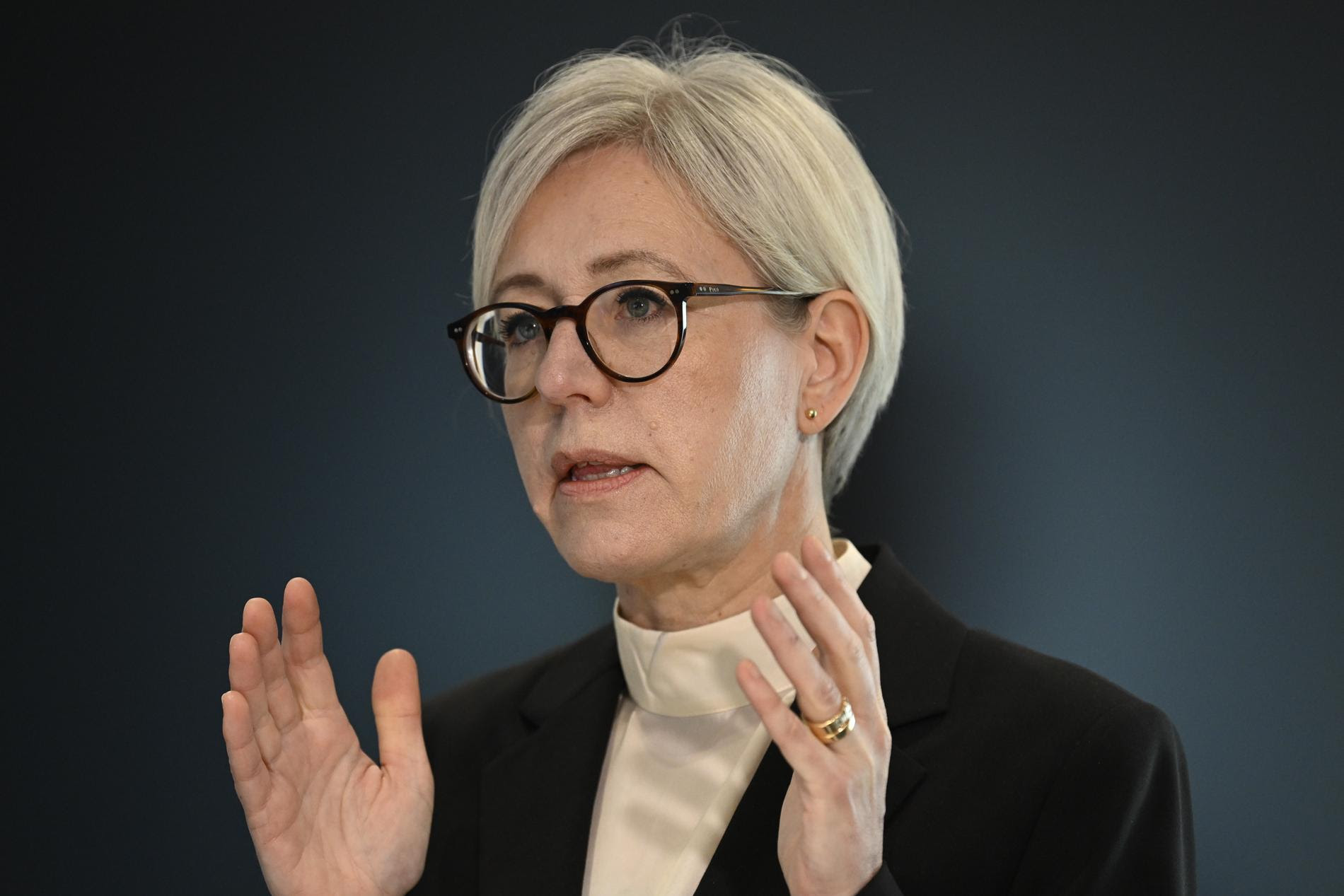 Ivo:s generaldirektör Sofia Wallström under en pressträff där rapporten presenterades.
