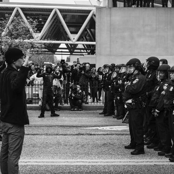 Policías se encuentran con los manifestantes en Baltimore. Foto: Devin Allen.