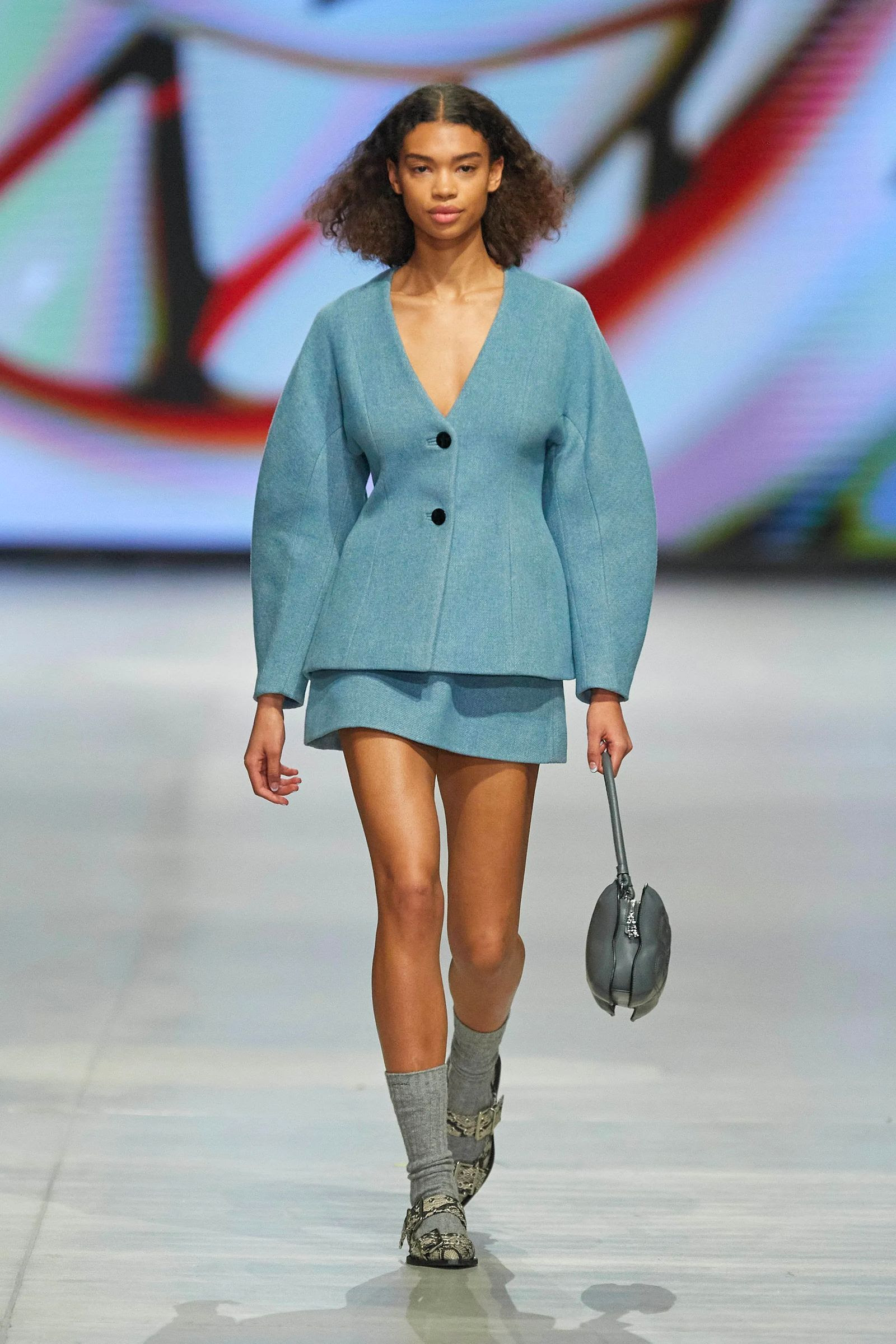 Chaqueta con cintura marcada en Ganni otoño invierno 2023.