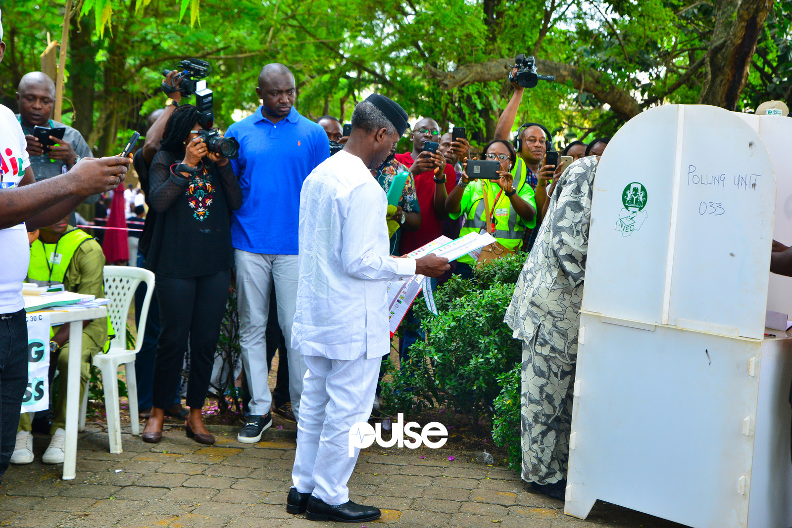 Vice president, Yemi Osinbajo arrived his VGC polling unit around 10 am (Pulse)