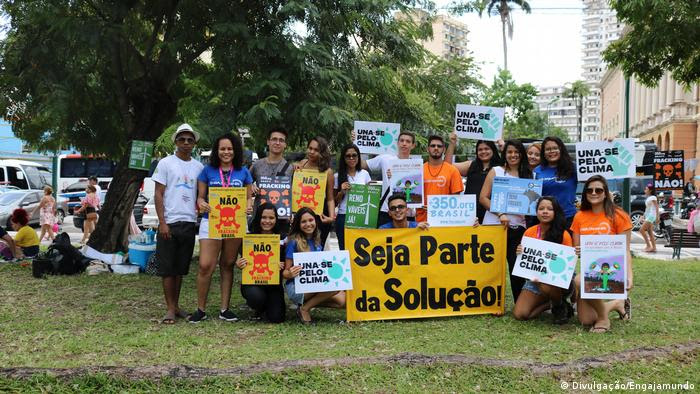 Manifestantes em São Paulo com cartazes contra mudanças climáticas