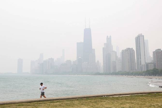 A runner in hazy Chicago