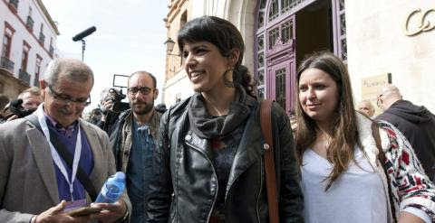 La candidata de Podemos a la presidencia de la Junta de Andalucía, Teresa Rodríguez, tras ejercer su derecho al voto en la sede de Correos de Cádiz, durante las elecciones autonómicas de Andalucía./ EFE/Román Ríos.