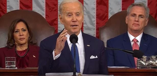 Joe Biden discursa ao Congresso, observado por sua vice, Kamala Harris, e pelo presidente da Câmara, Kevin McCarthy