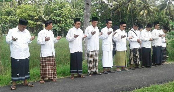 Clérigos musulmanes indonesios rezan por la naturaleza.