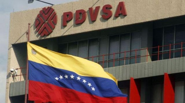 Bandeira venezuelana hasteada na frente da PDVSA