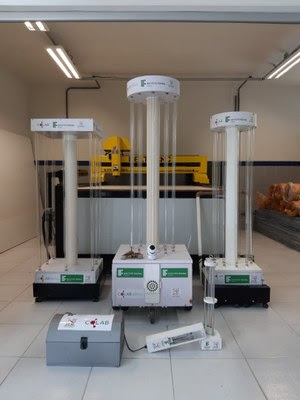 c70c1bba-2e15-45f3-b67f-68dcba4e7ef4.jpg As luminárias móveis e com uma estrutura móvel são compostas por dez lâmpadas de 75 watts e tem acionamento remoto.