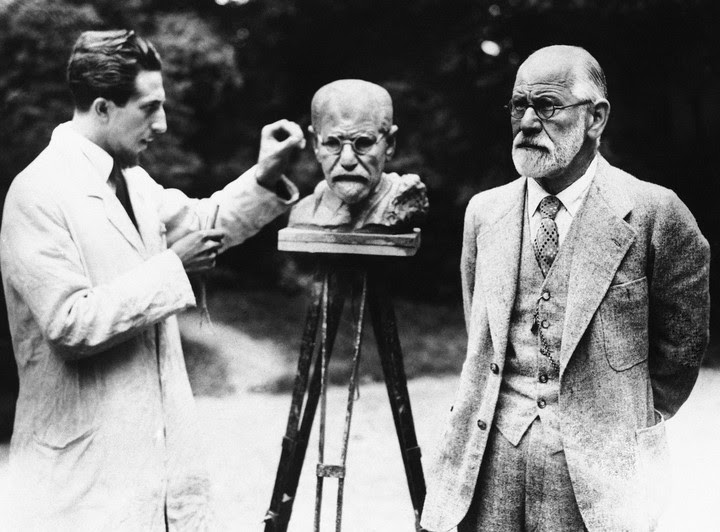 Sigmund Freud posa para el escultor Oscar Nemon en Viena.
