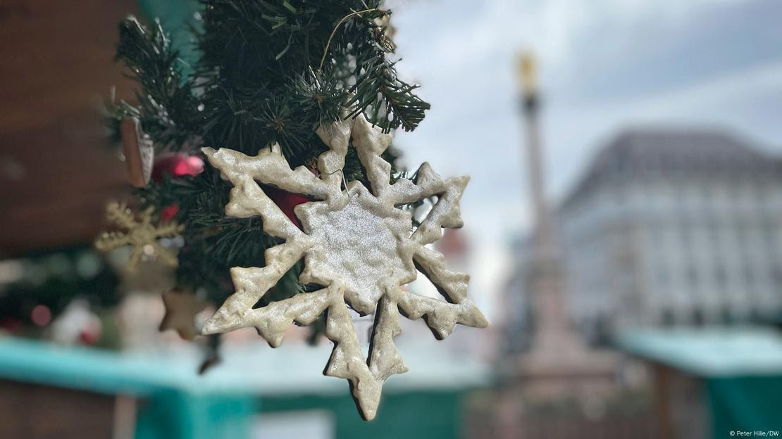Foto mostra detalhe de decoração de Natal.
