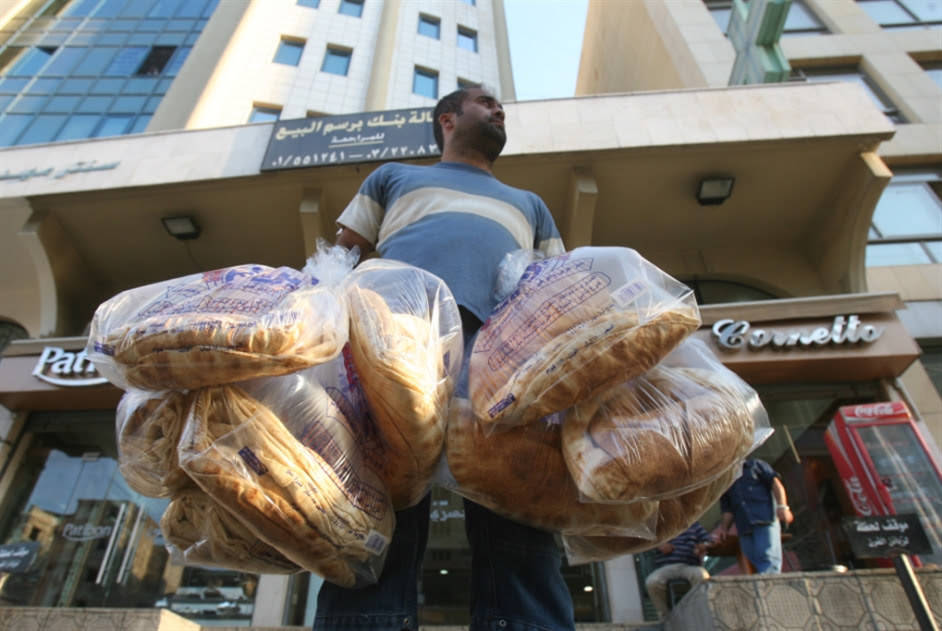 إلغاء الدعم عن الخبز والمحروقات: هل بدأ الإعداد لتحرير سعر الصرف؟